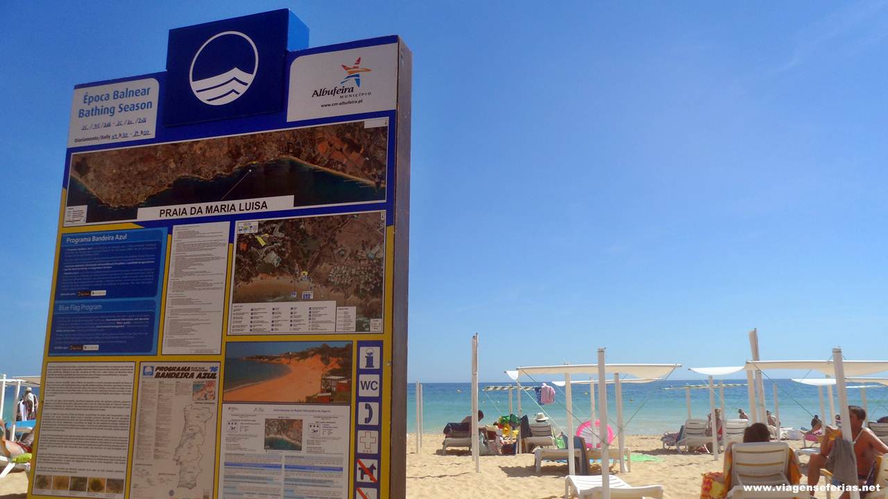 Placa indicativa com as características e serviços da praia Maria Luísa