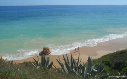 Vista superior de um dos extremos da Praia Maria Luísa no Algarve