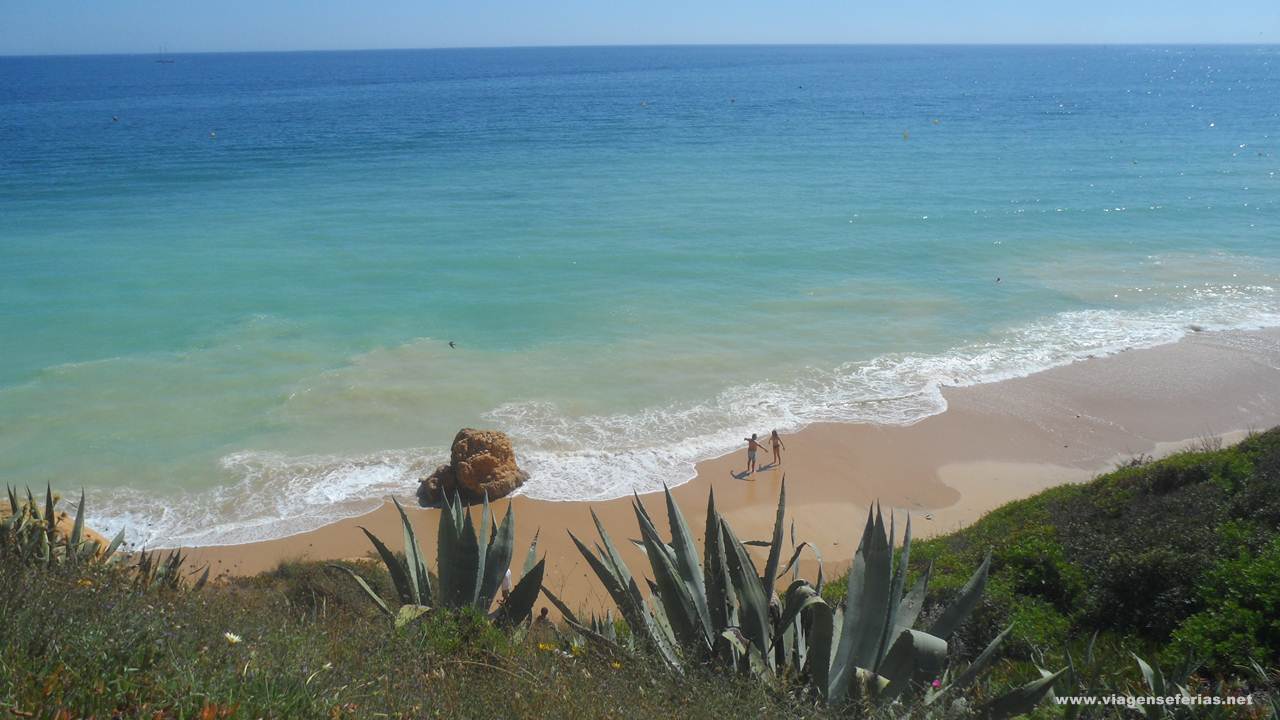Vista superior de um dos extremos da Praia Maria Luísa no Algarve