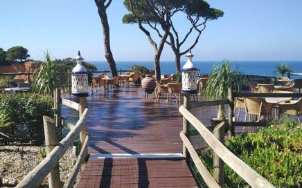 Zona de estar exterior no jardim do Pine Cliffs Resort no Algarve