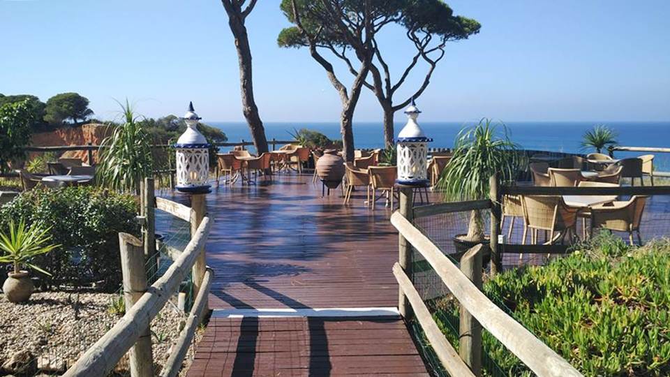 Zona de estar exterior no jardim do Pine Cliffs Resort no Algarve