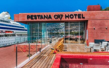 Piscina do hotel CR7 Funchal no rooftop
