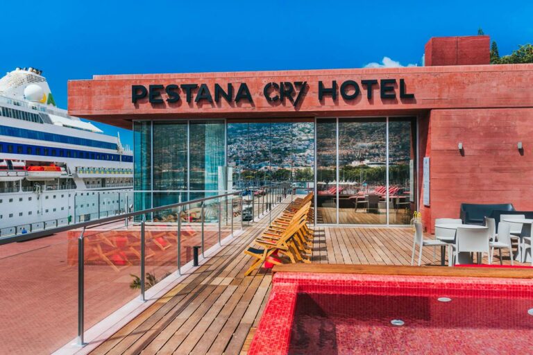Piscina do hotel CR7 Funchal no rooftop