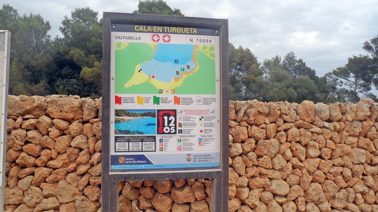 Placa de indicação da praia Turqueta na ilha de Menorca
