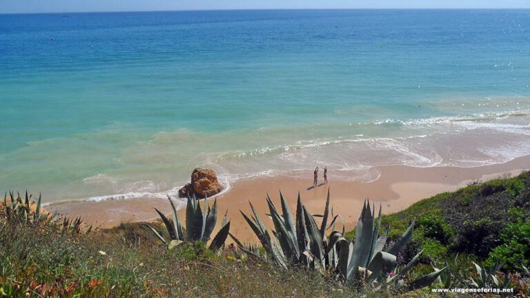 Praia Maria Luisa no Algarve em Portugal vista de cima