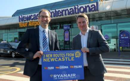 Robin Kiely da Ryanair e John Irving do aeroporto de Newcastle apresentam Faro
