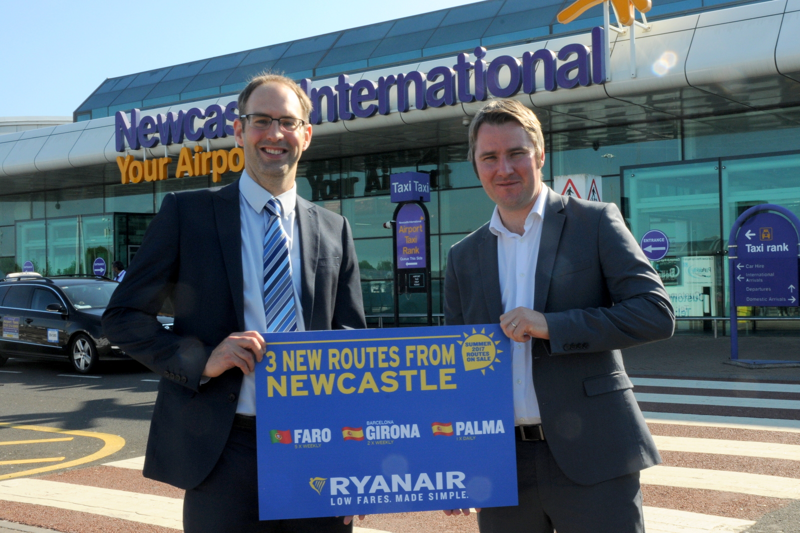 Robin Kiely da Ryanair e John Irving do aeroporto de Newcastle apresentam Faro