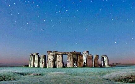Monumento Stonehenge à noite sobre um céu estrelado