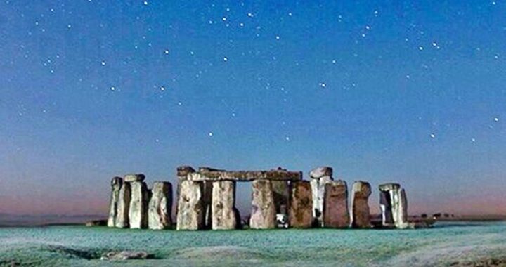 Monumento Stonehenge à noite sobre um céu estrelado
