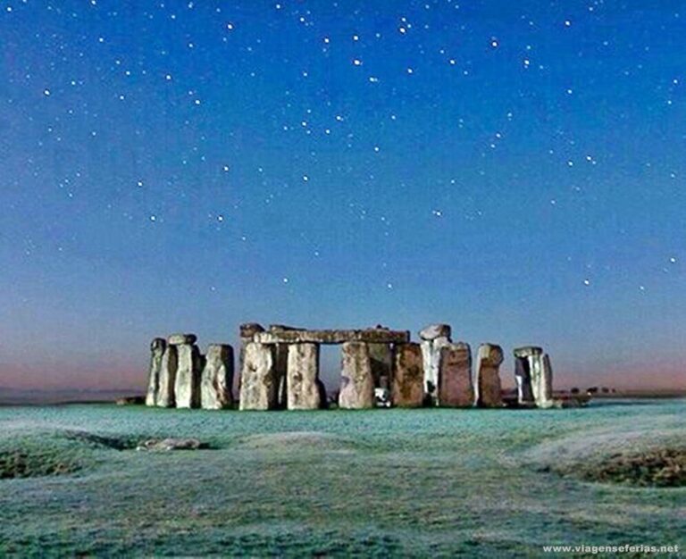 Monumento Stonehenge à noite sobre um céu estrelado