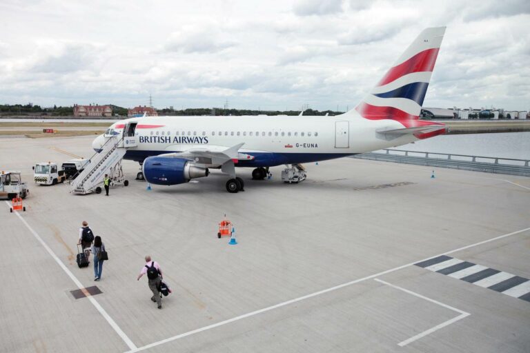 Avião A318 da British Airways no aeroporto de Londres City
