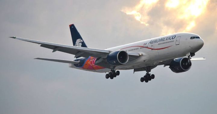 Avião da Companhia Aérea Mexicana Aeromexico a aterrar