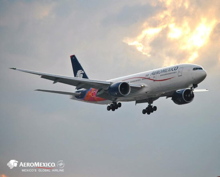 Avião da Companhia Aérea Mexicana Aeromexico a aterrar