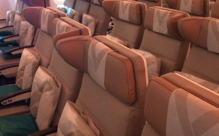 Assentos da classe económica de um avião Etihad Airways