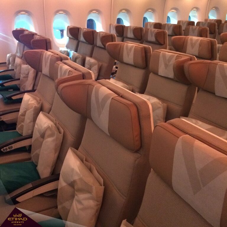 Assentos da classe económica de um avião Etihad Airways