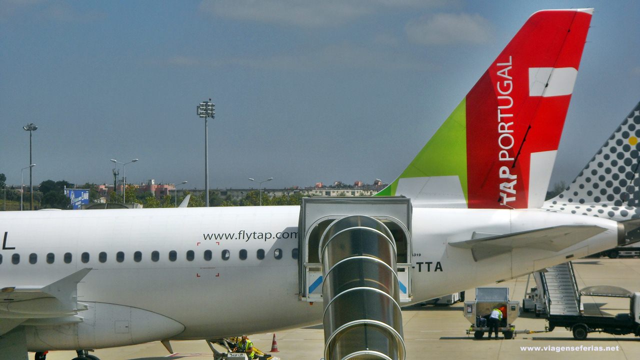 Avião da TAP Portugal no aeroporto de Lisboa durante o Inverno