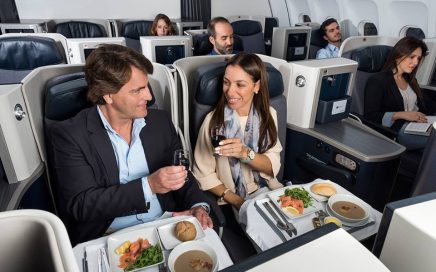 Brinde com vinho a bordo de voo TAP Portugal em executiva
