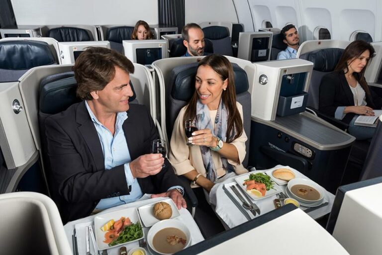 Brinde com vinho a bordo de voo TAP Portugal em executiva