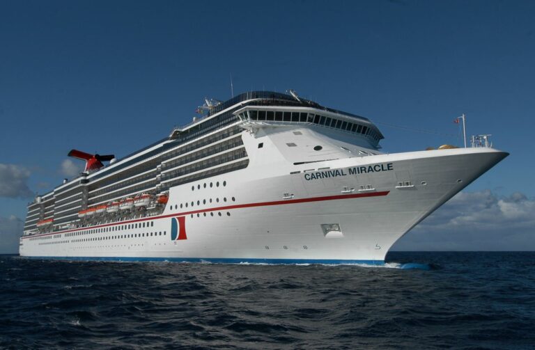 O navio de cruzeiros Carnival Miracle em navegação no mar