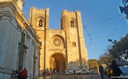 Frente da Sé catedral de Lisboa ao entardecer num dia de Primavera