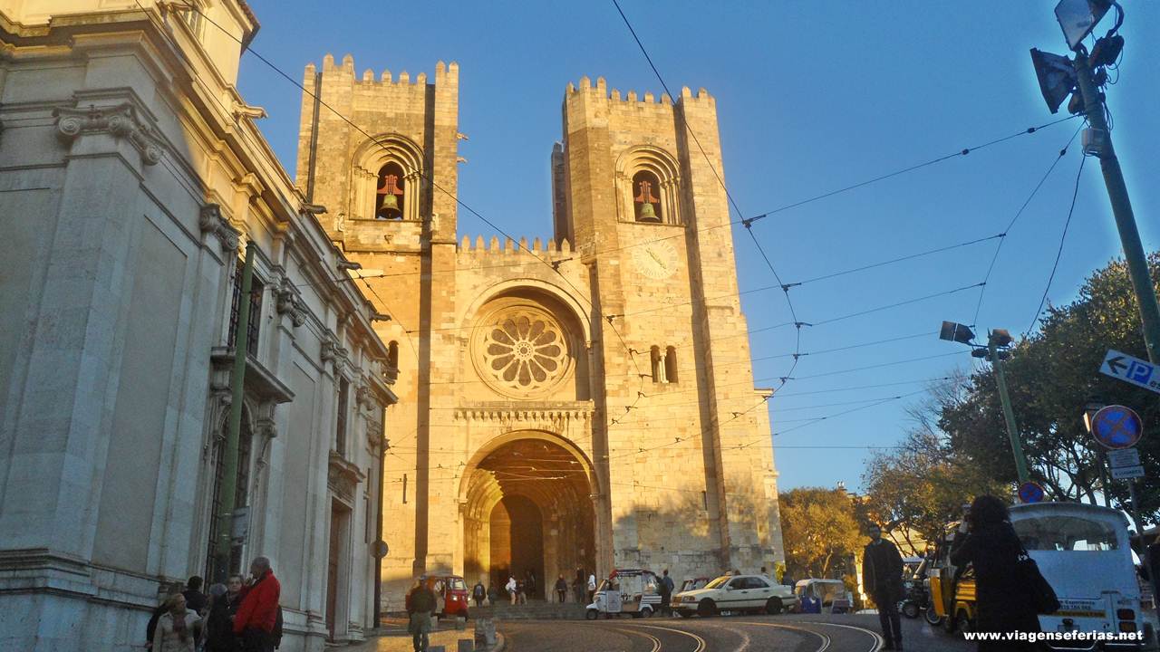 Frente da Sé catedral de Lisboa ao entardecer num dia de Primavera