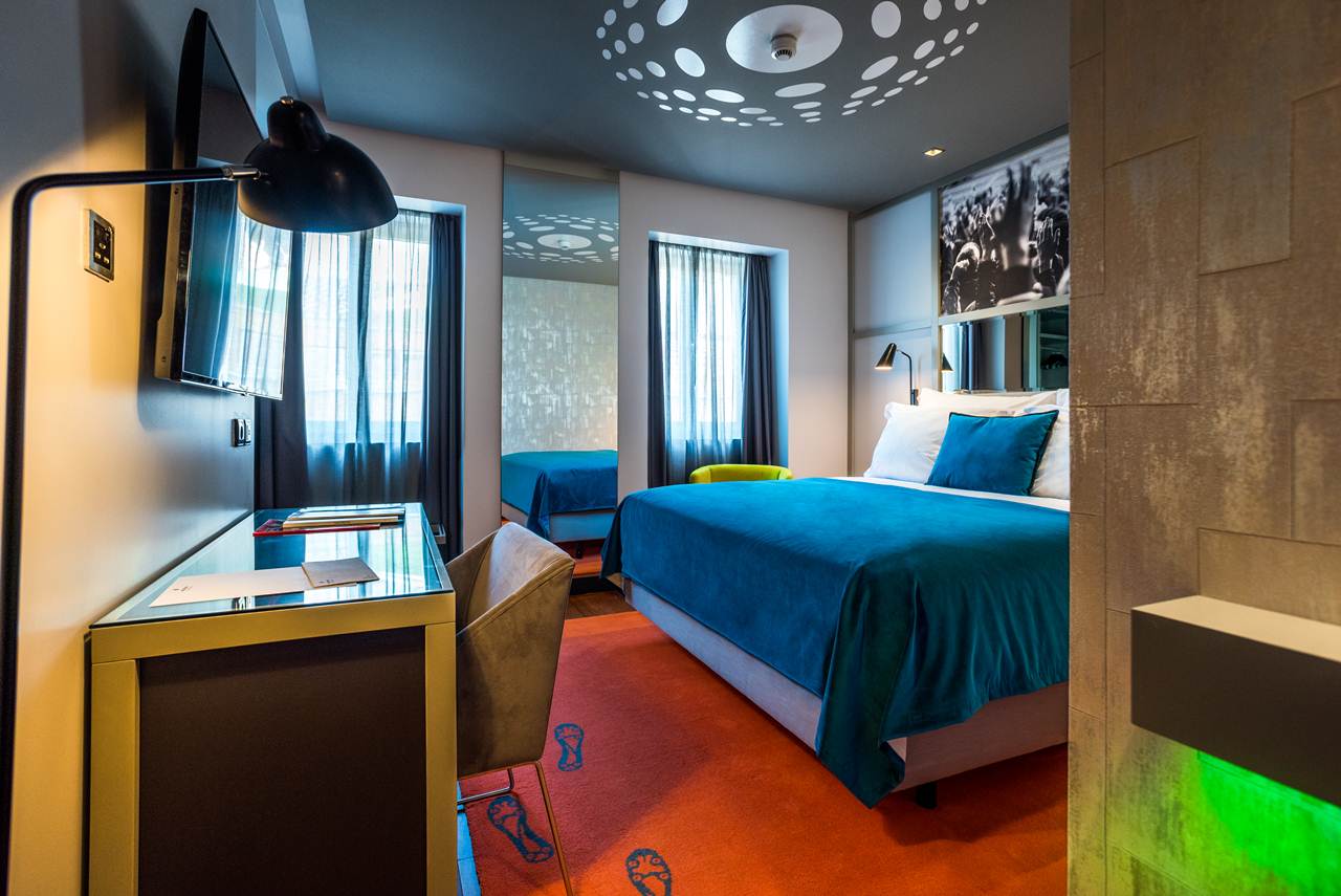 um dos quartos standard do hotel Pestana CR7 na baixa lisboeta