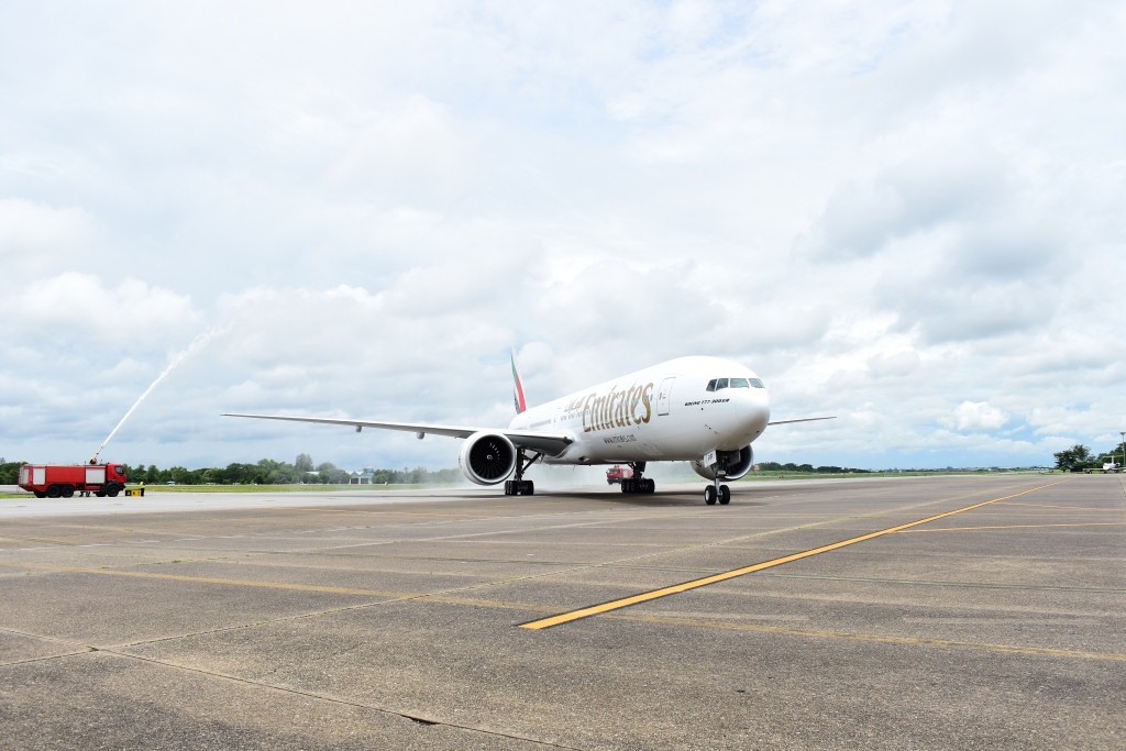Saudação do primeiro voo EK 388 da Emirates em Rangum Mianmar