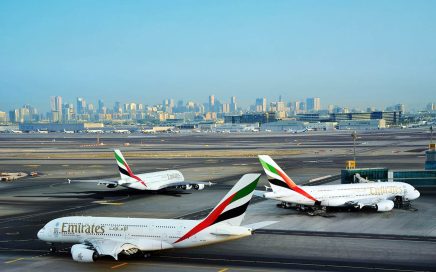 O Airbus A380 no aeroporto Internacional do Dubai nos Emirados Árabes Unidos