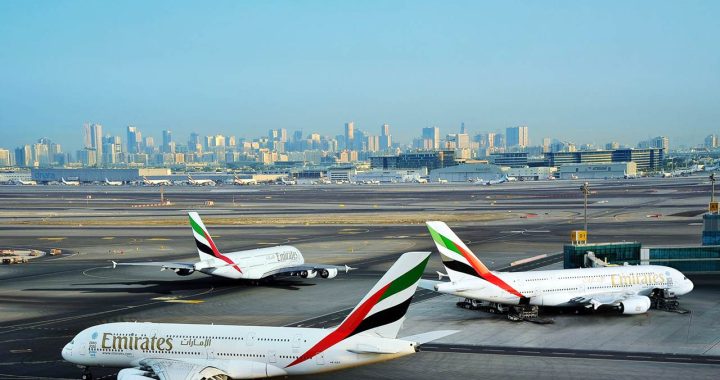O Airbus A380 no aeroporto Internacional do Dubai nos Emirados Árabes Unidos