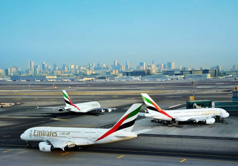 O Airbus A380 no aeroporto Internacional do Dubai nos Emirados Árabes Unidos