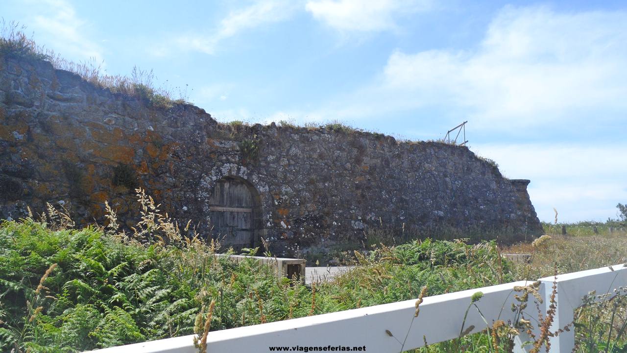 Entrada do forte junto ao passadiço de madeira