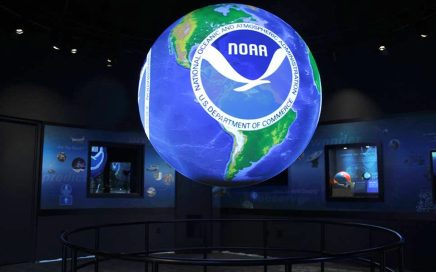 Globo terrestre iluminado com Logo da NOAA
