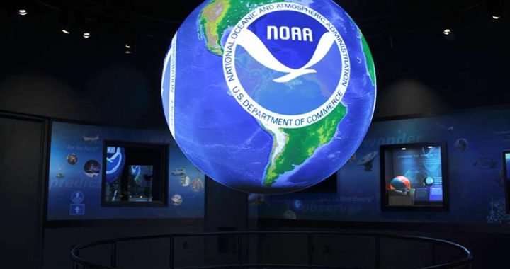 Globo terrestre iluminado com Logo da NOAA