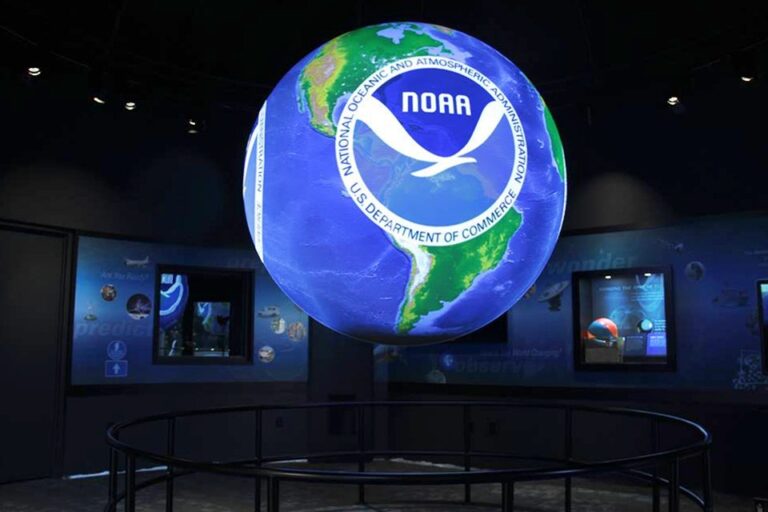 Globo terrestre iluminado com Logo da NOAA