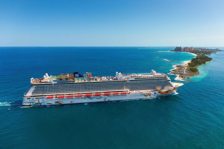 Vista exterior aérea do navio de cruzeiro Norwegian Getaway em Nassau