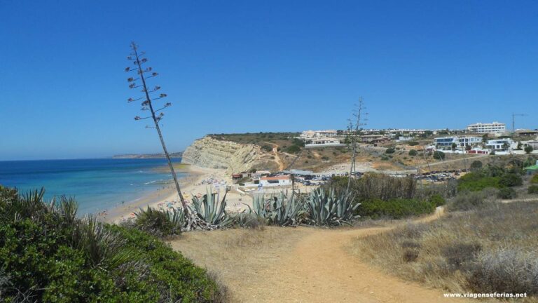 Vista sobre a praia Porto de Mós no concelho de Lagos no Alagrve