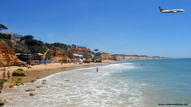 avião da Ryanair sobre a praia da Falésia no Algarve