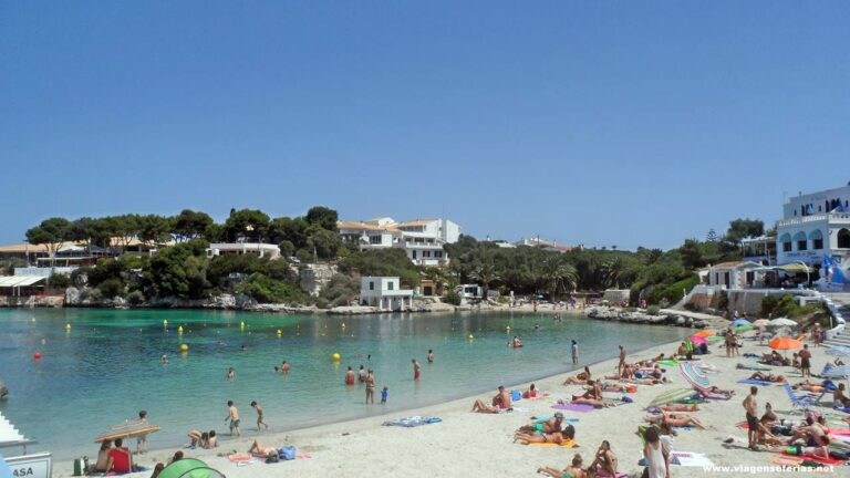 A psicina natural que é a cala Santandria perto da Ciudadela em Menorca