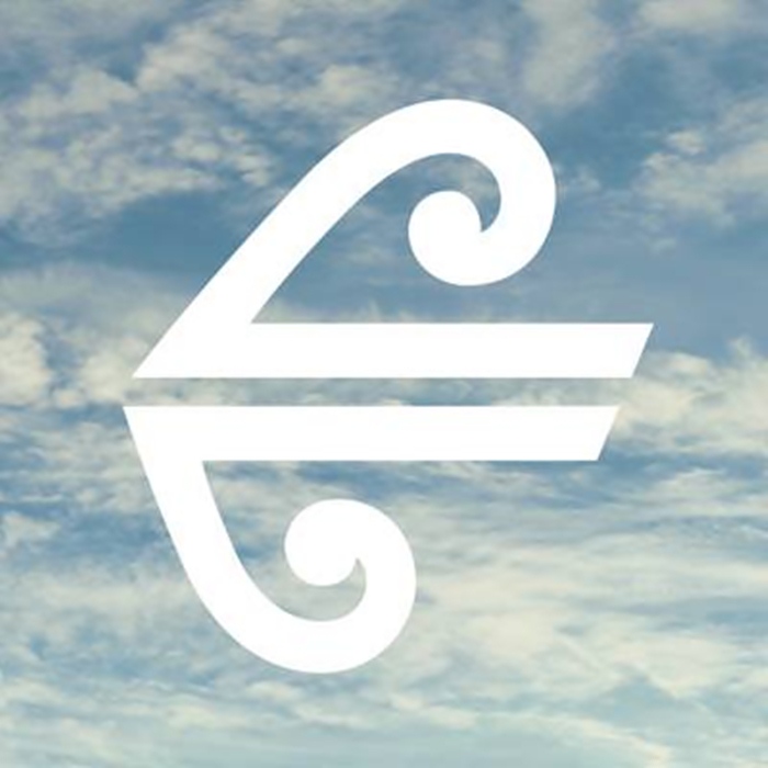 Simbolo da companhia aérea New Zealnad com nuvens em pano de fundo