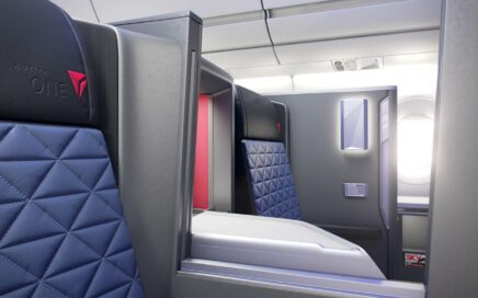 Interior da Suite Delta One no Airbus A350 da Delta Airlines