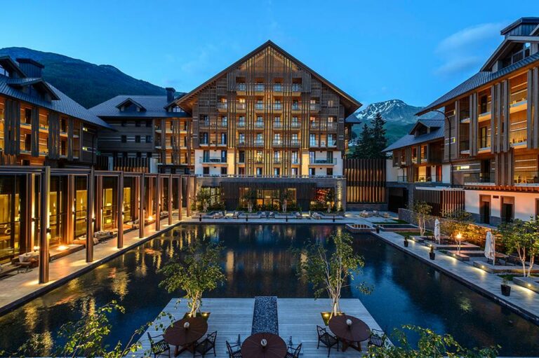 Vista do Hotel The Chedi Andermatt nos Alpes Suíços na Europa