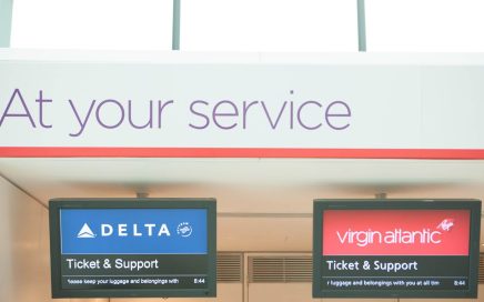 Virgn Atlantic e Delta Air Lines ambas no Terminal 3 do aeroporto Londres Heathrow