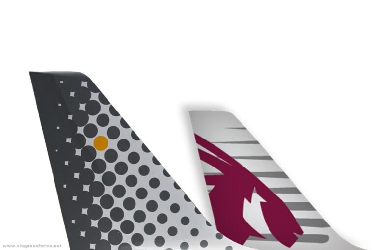 Caudas dos aviões da Qatar Airways e Vueling Airlines
