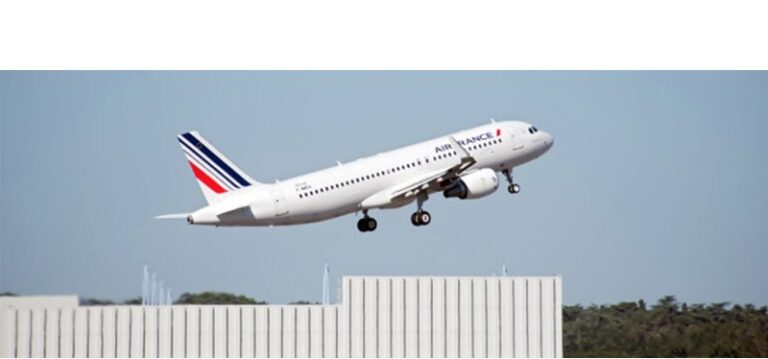 A320 da Air France em Pointe-à-Pitre Pôle (Guadeloupe)