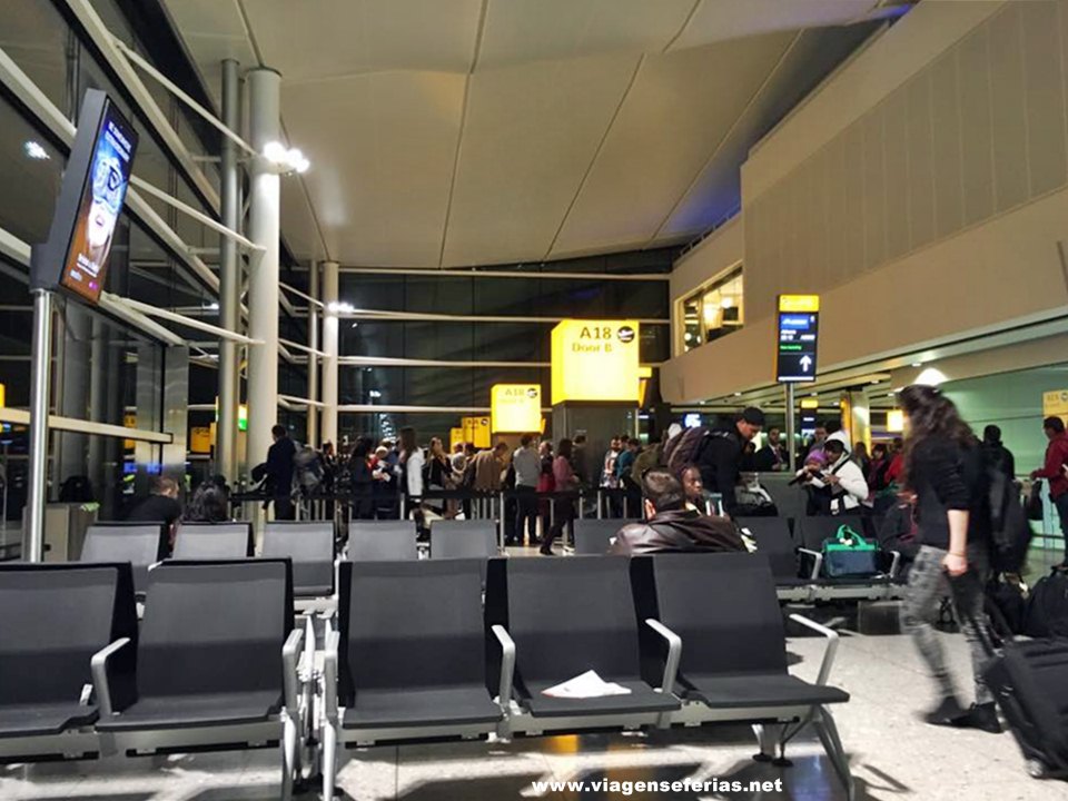 Zona check-in aeroporto de Santorini na Grécia
