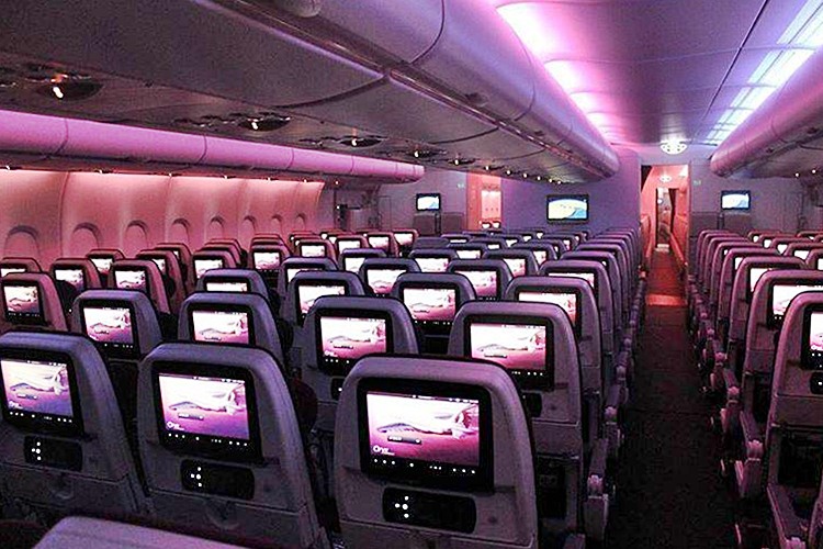 Assentos no interior de avião da Qatar Airways