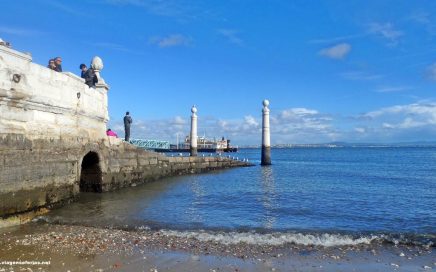 Olhando o rio Tejo no Cais das Colunas em Lisboa Portugal