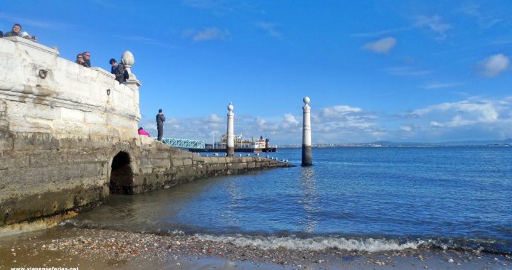 Olhando o rio Tejo no Cais das Colunas em Lisboa Portugal