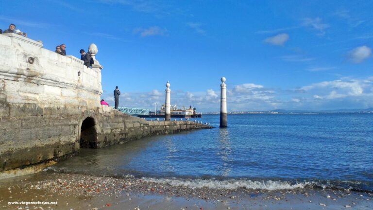 Olhando o rio Tejo no Cais das Colunas em Lisboa Portugal