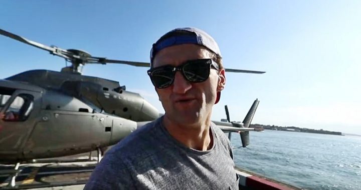 Casey Neistat no voo da Emirates entre Dubai e Nova Iorque